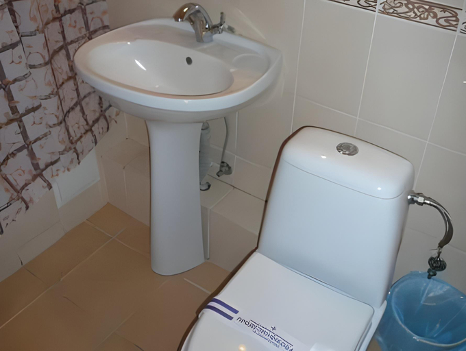 Bathroom 4, Gostiniy Dvor, Vinnyts'ka