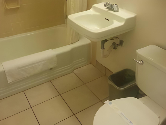 Bathroom 4, Holiday Lodge Yakima, Yakima