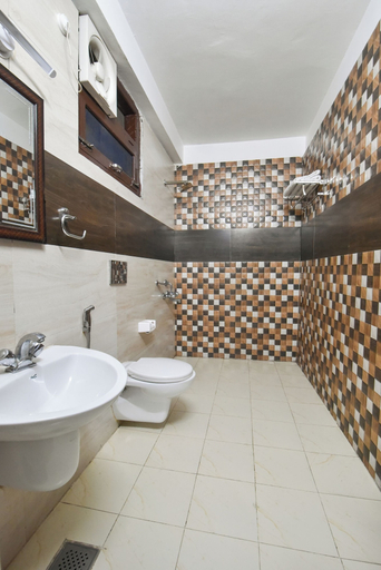Bathroom 5, Hotel New Palace, Chamba