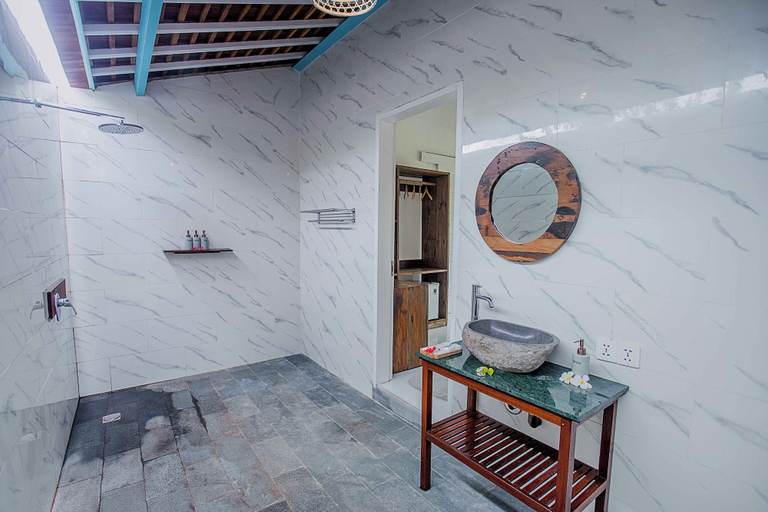 Bathroom 4, Water Blow Huts, Klungkung