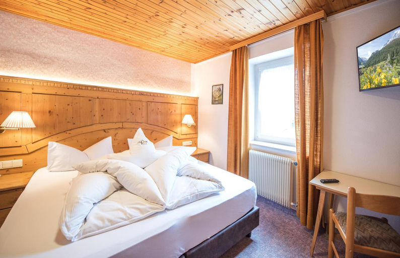 Bedroom 3, Alpin Garni die kleine Post, Bolzano
