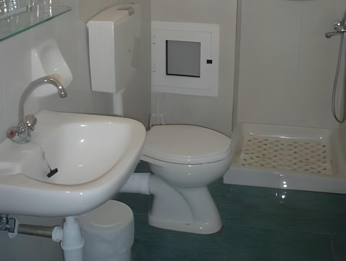 Bathroom 4, Olympic Star, Crete
