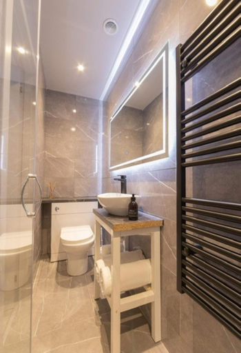 Bathroom 3, Loch Ness Clansman Hotel, Highland