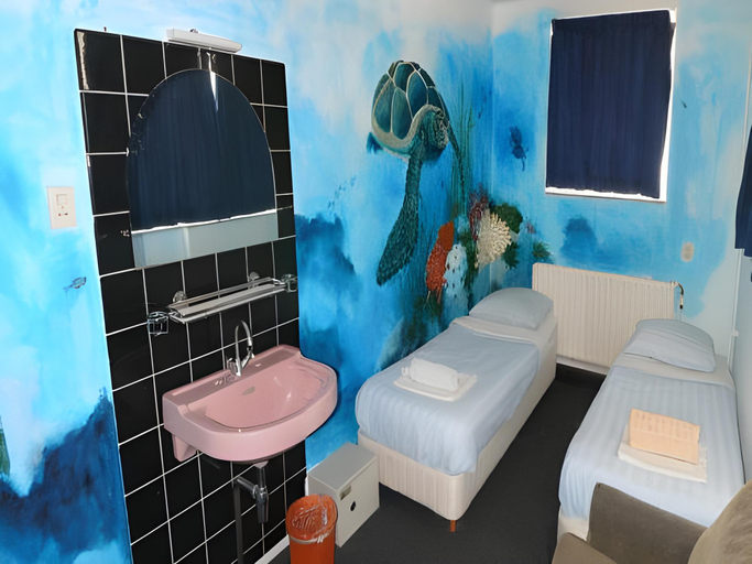 Bathroom 2, The Flying Pig Beach Hostel, Noordwijk