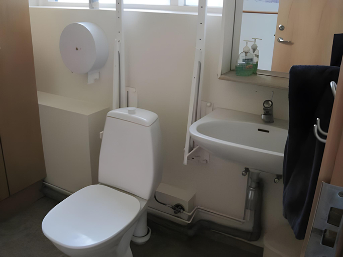 Bathroom 3, Akureyri Hostel, Akureyri