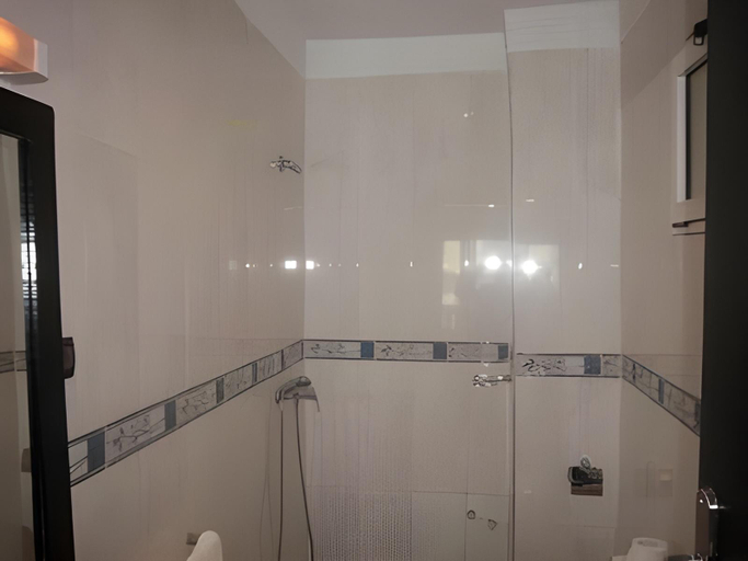 Bathroom 4, Hotel L'Ambassadeur, Casablanca