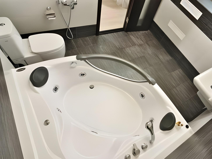 Bathroom 2, Status Apartments, Holosiïvs'kyi