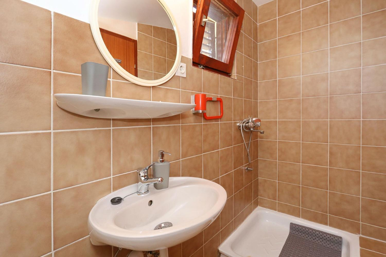 Bathroom 5, Apartments Golub, Nin
