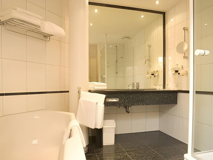 Bathroom 5, ATLANTIC Hotel Airport, Bremen