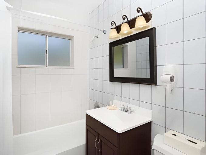 Bathroom 4, Hadley House, Monroe