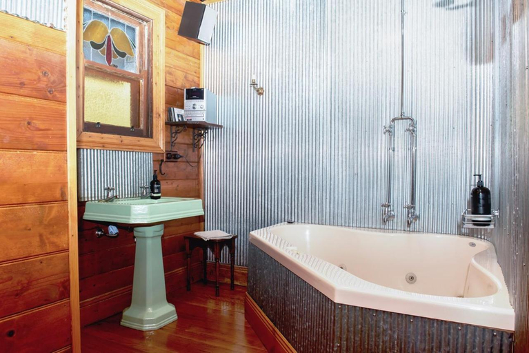Bathroom 3, Colby Cottages, Wooragee near Beechworth, Indigo - Pt A
