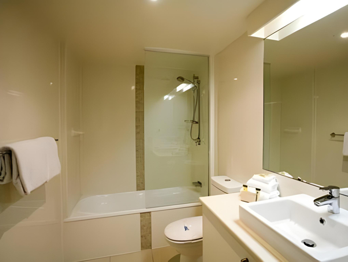 Bathroom 4, Noosa Pacific Riverfront Resort, Noosa - Noosa-Noosaville
