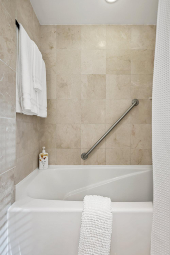 Others 5, Elegant & Luxury 2 Bed Suite Close to Convention Centre, Greater Vancouver