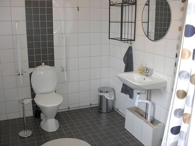 Bathroom 2, Hallandsasen Hostel, Ängelholm