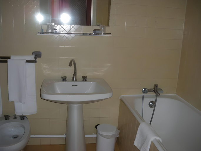 Bathroom 3, Hotel du Commerce Chez Stephane, Charente