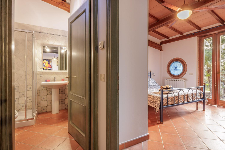 Bathroom 4, Ripabella, Siena