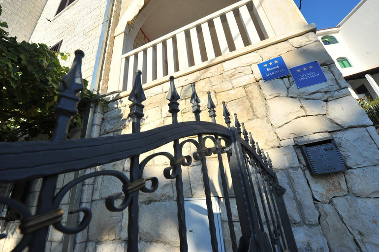 5, Apartments Villa White House, Omiš