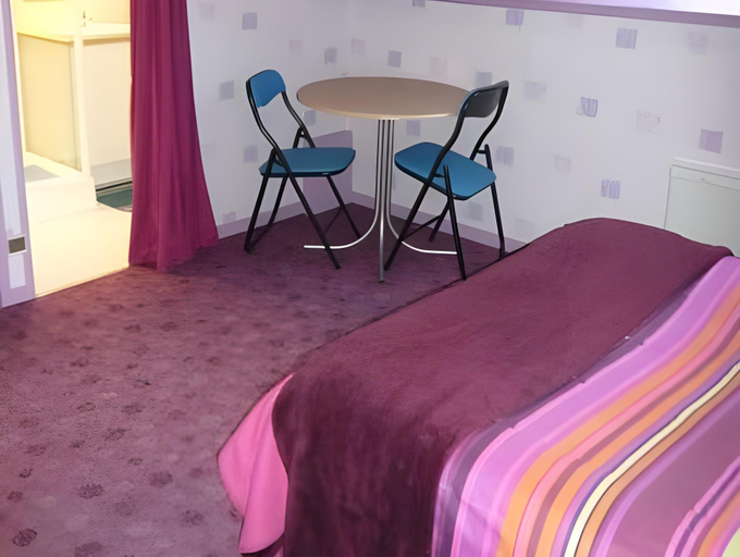 Bedroom 2, Chambres d'Hotes La Maison Neuve, Manche