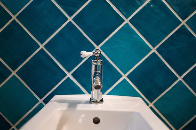Bathroom 1, L'ALBERO DELLA MANNA, Messina