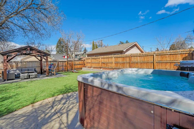 Sport & Beauty 2, 3BR Modern w Lg Backyard Mtn Views & Hot Tub, El Paso