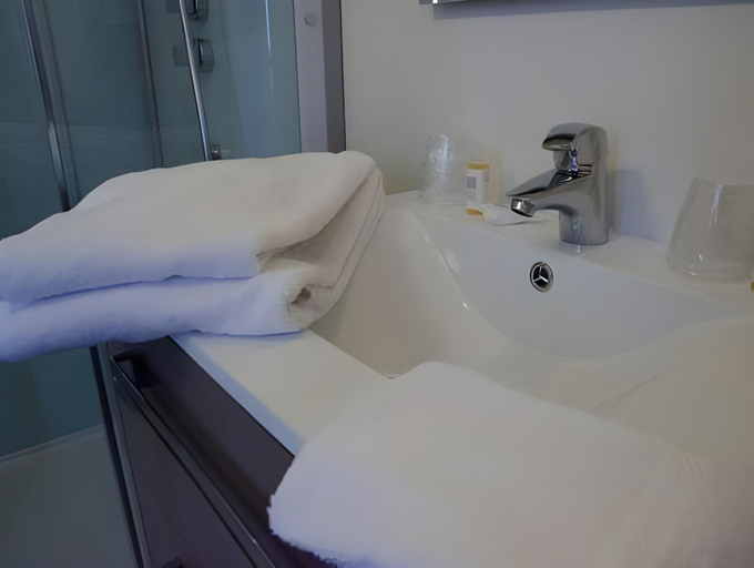 Bathroom 1, Le Bon Cap, Côtes-d'Armor