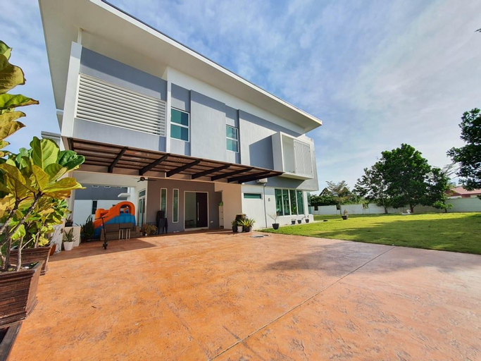 DesaruWhiteHouse 13k sqft Garden&KTV&BBQ Free Pool, Kota Tinggi