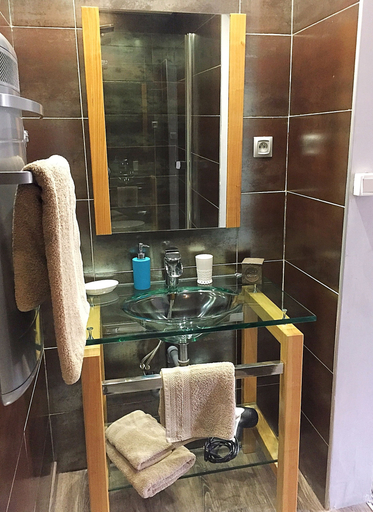 Bathroom 5, Entre Bastide et Cite, Aude