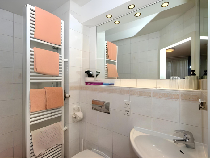 Bathroom 3, Hotel Restaurant Fallerhof, Breisgau-Hochschwarzwald