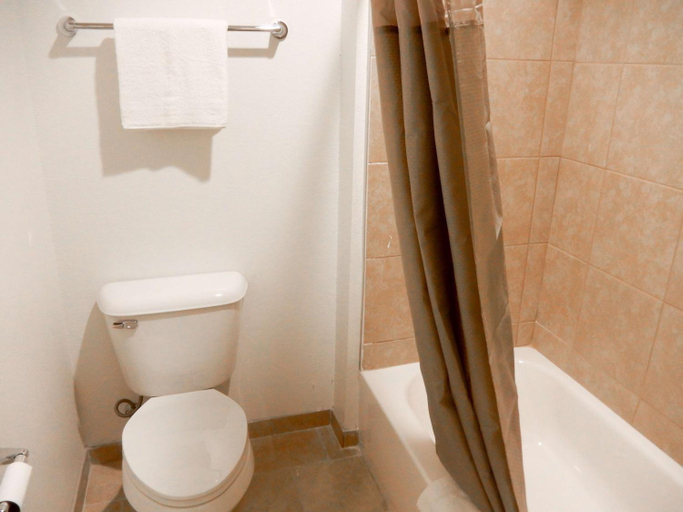 Bathroom 3, Studio 6 Yukon, OK, Canadian