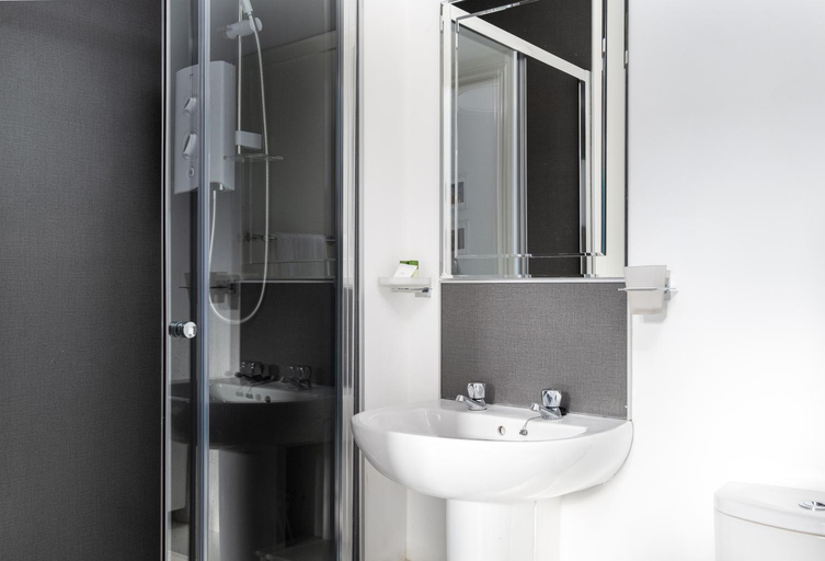 Shower 3, Kelpies Serviced Apartments, Falkirk