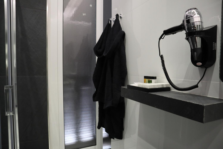 Bathroom 2, Rettifilo 201 Exclusive Rooms, Napoli