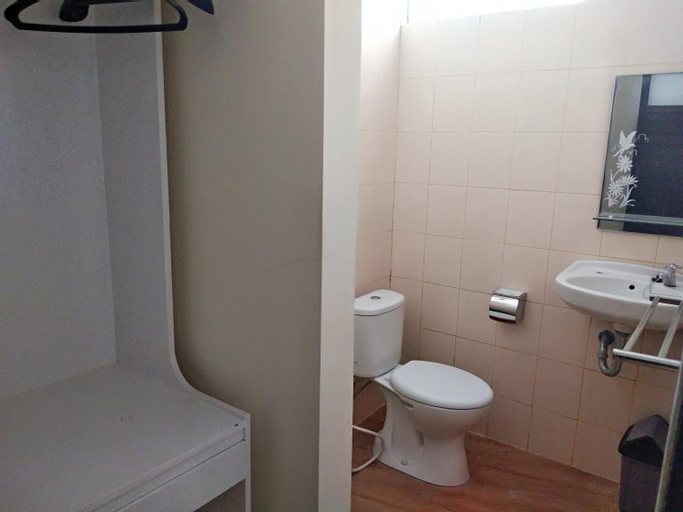 Bathroom 14