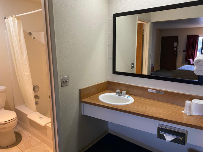 Bathroom 4, Orland Inn, Glenn