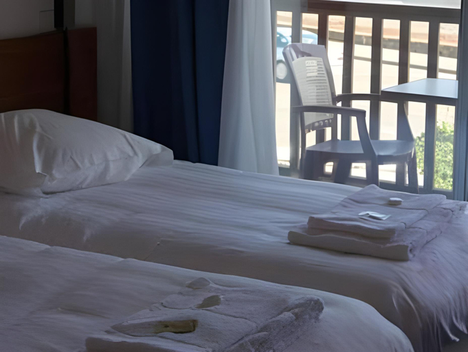 Bedroom 2, Hotel du Port Bar Restaurant, Morbihan