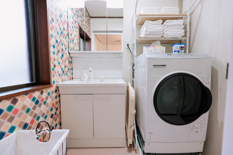 Bathroom 3, USJまで電車で5分 Meeno Home西九条美の宿 ReFa美顔シャワー付き 広々空間 好アクセス 子ども歓迎, Osaka