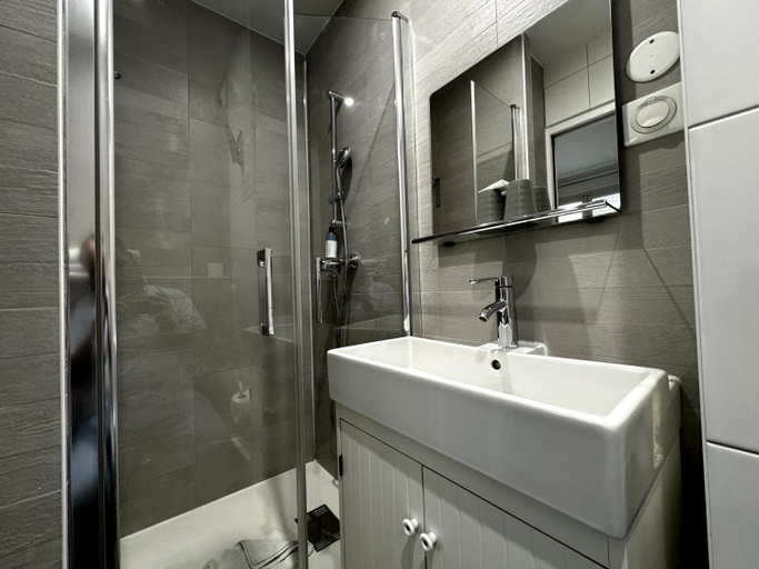 Bathroom 4, Amiral, Paris