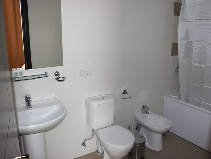 Bathroom 4, Legends Tskaltubo Spa Resort, Tskaltubo