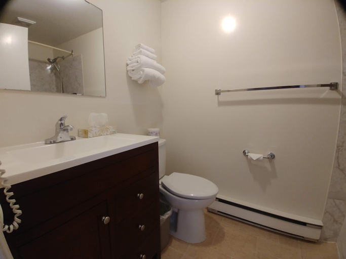 Bathroom 4, Wessex Inn By The Sea, Cowichan Valley