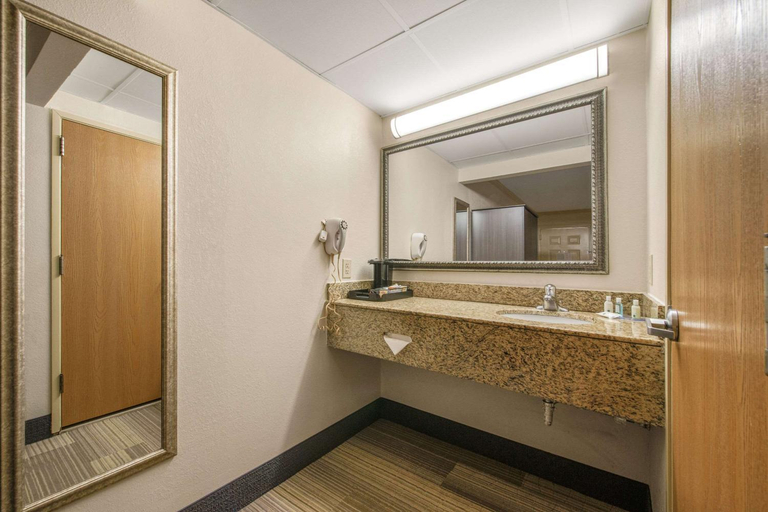 Bathroom 3, Hibiscus Inn & Suites, Atlantic