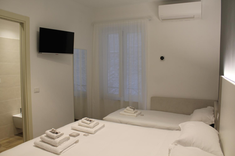 Bedroom 2, Albergo Augusta B&B, Genova