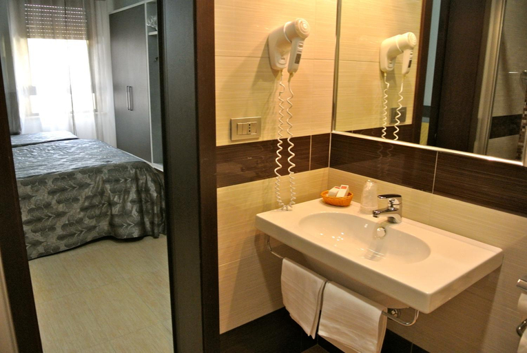 Bathroom 4, Hotel Dei Mille, Rome