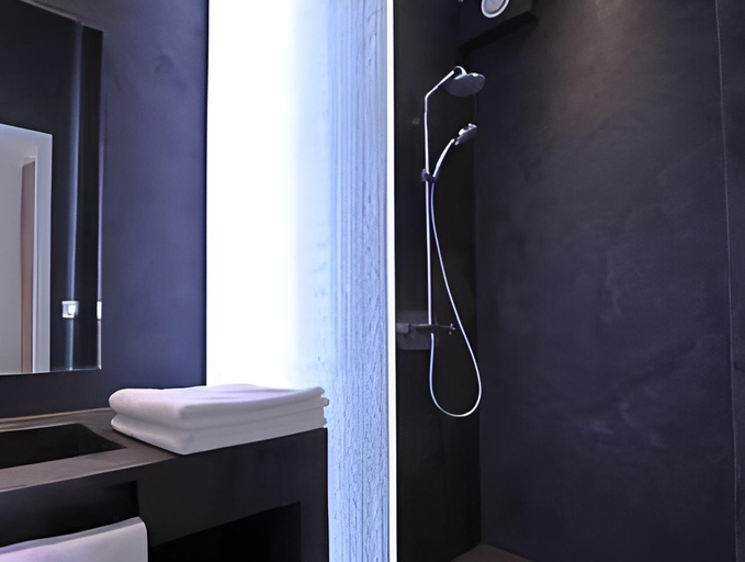 Bathroom 3, Le Talluy, Rhône