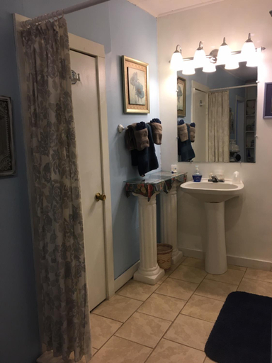 Bathroom 2, Glass Magnolia Bed & Breakfast, Seneca