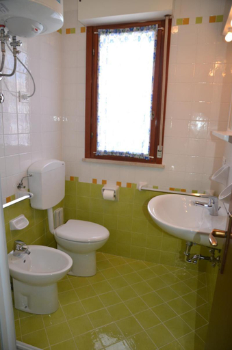 Bathroom, Cozy studio apartment with huge shared outdoor pool by Beahost Rentals, Venezia