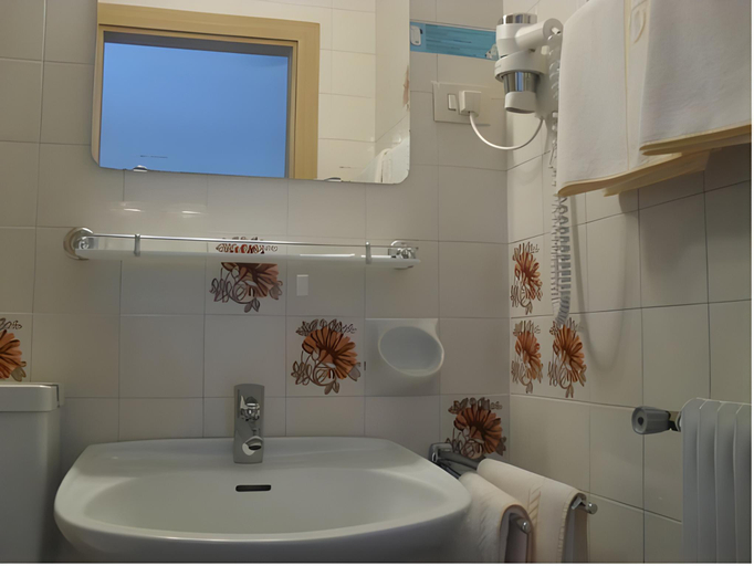 Bathroom 3, Weingut & Genusshotel Spitalerhof Superior, Bolzano