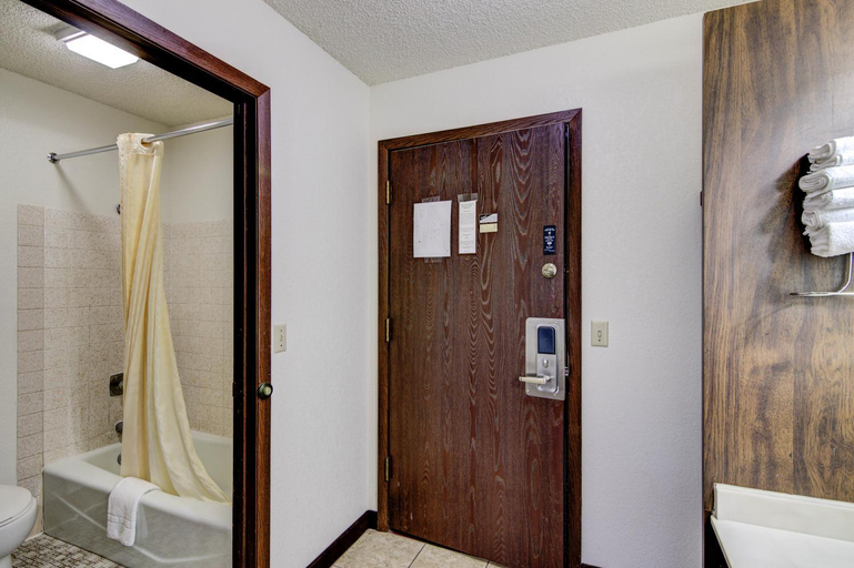 Bathroom, Bloomer Inn & Suites, Chippewa