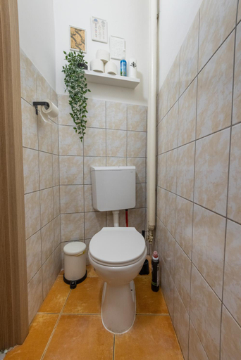 Bathroom 2, Gellerico Rooms at Rakoczi Square, Budapesti