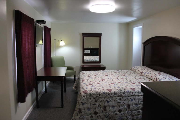 Bedroom 1, Pleasant Hill Motel, New Castle