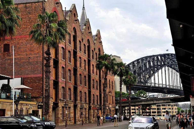 A Comfy & Spacious 2BR Apt Harbour View, Sydney