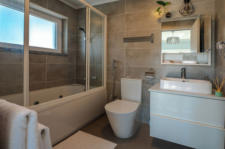 Bathroom 3, Gold Coast Photography Inn, Cascais